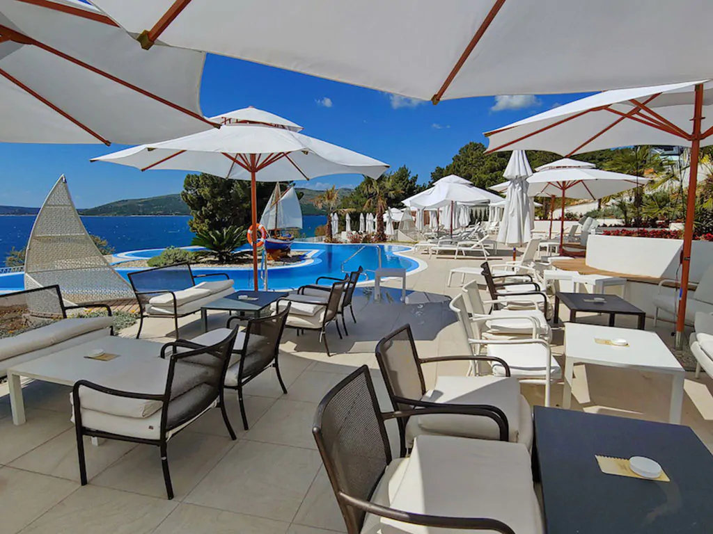 amadria-park-camping-trogir-bar-pool