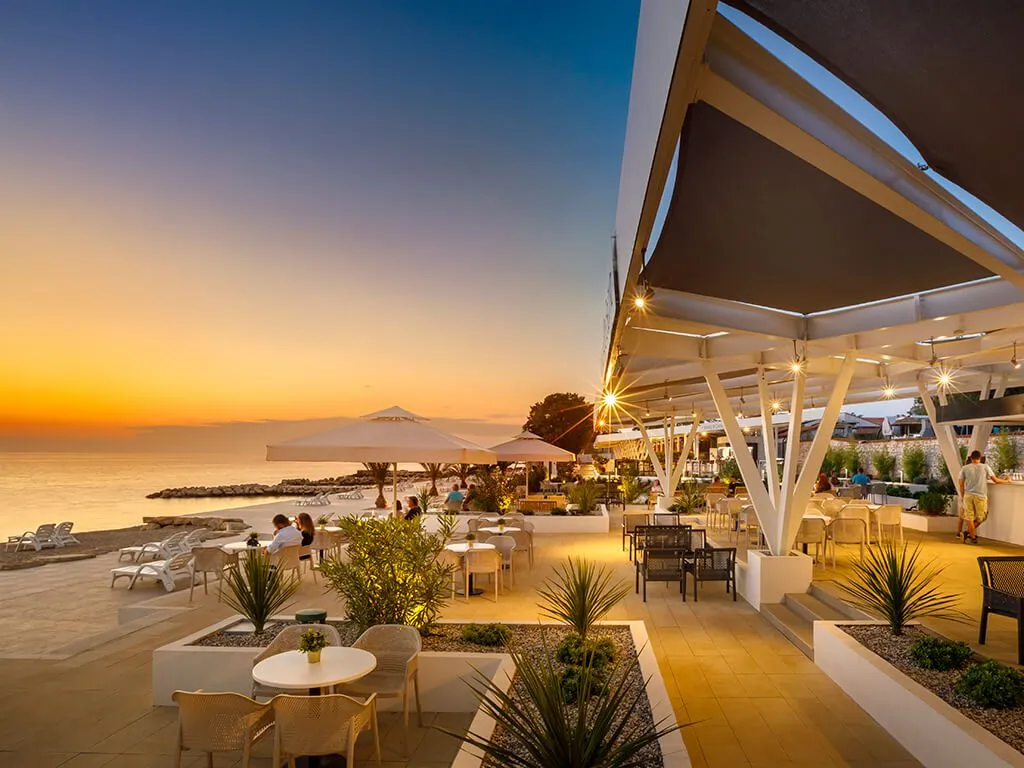 aminess-maravea-camping-resort-aminess-park-mareda-restaurants-and-bars-near-the-sea-at-sunset