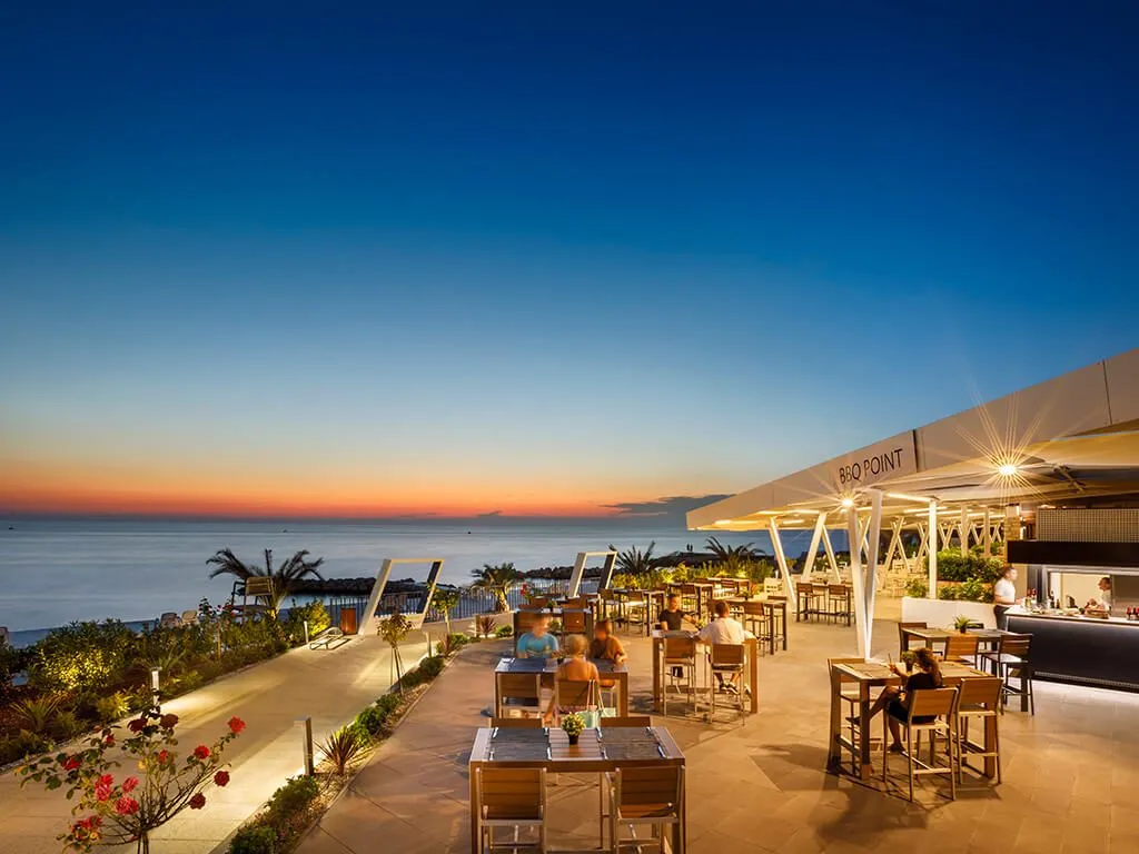 aminess-maravea-camping-resort-aminess-park-mareda-restaurants-and-bars-near-the-sea-at-sunset-i
