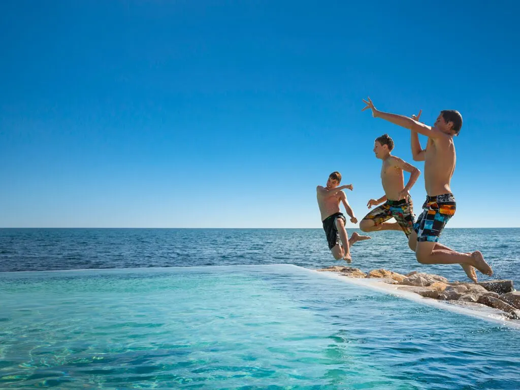 aminess-sirena-campsite-punto-mare-pool-by-the-beach-children-jumbing