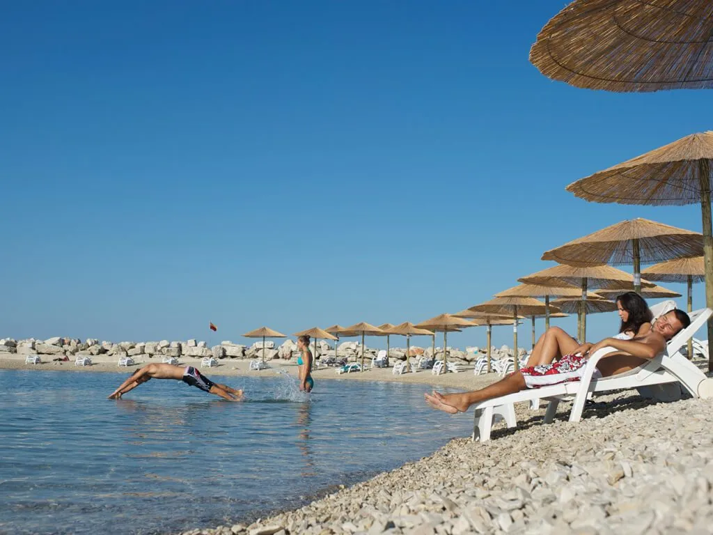 aminess-sirena-campsite-pebble-beach