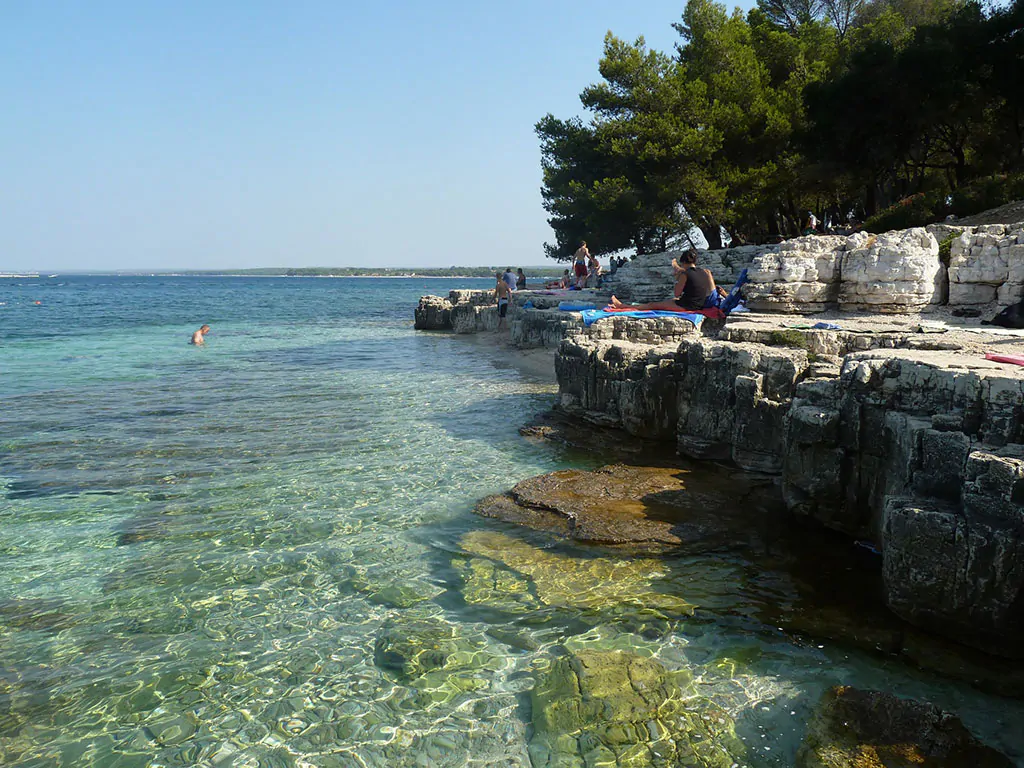 brioni-sunny-camping-sea