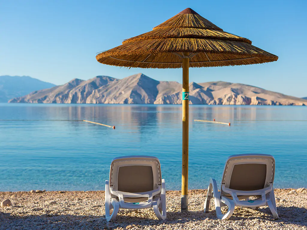 bunculuka_camping_resort_bunculuka_naturist_beach_pebble_beach_umbrella