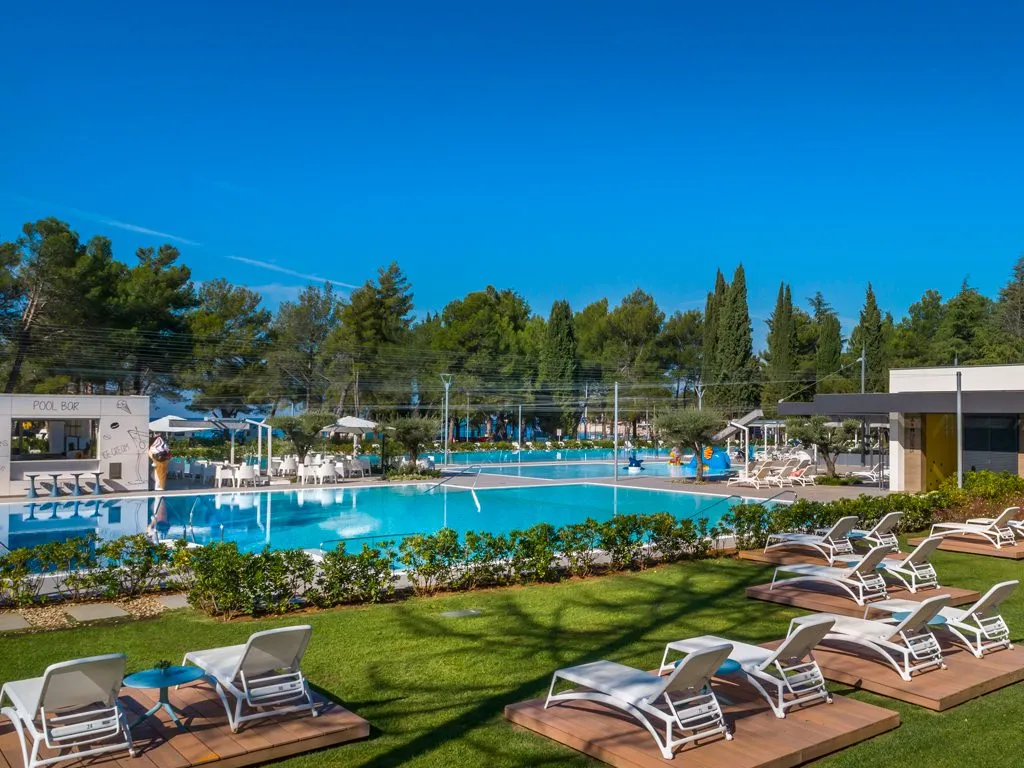 camp-valkanela-new-pool-and-deck-chairs