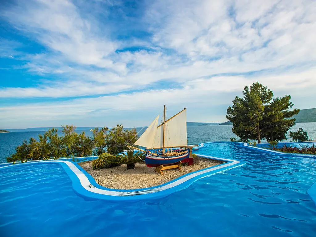 camping-belvedere-pool-with-sea-view