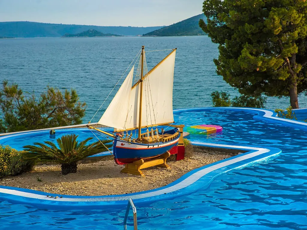 camping-belvedere-pool-with-sea-view-ii