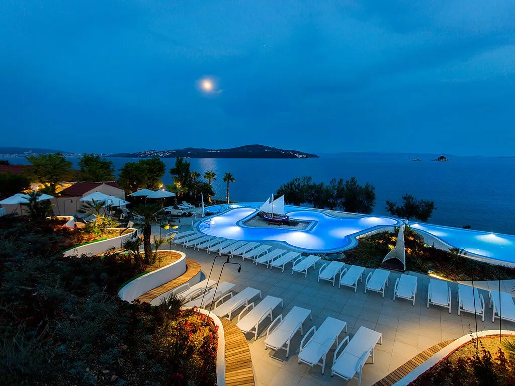 camping-belvedere-pool-with-sea-view-iv
