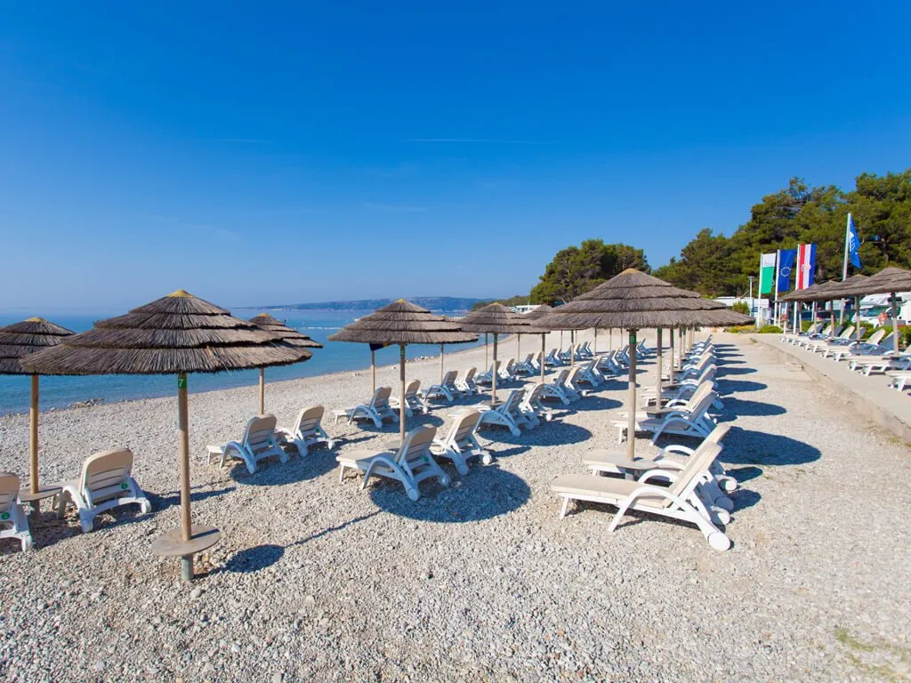 camping-jezevac-parasols-and-deck-chairs-at-the-beach