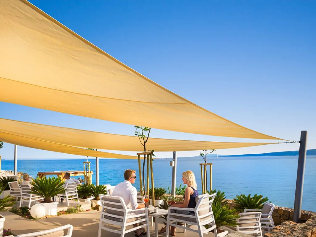 camping-krk-restaurant-near-the-sea-romantic-cocktalis-bar