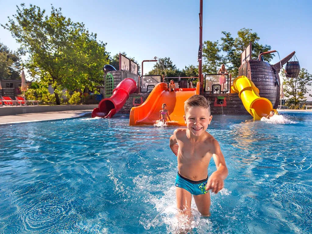 camping-lanterna-family-aquapark-lanterna-swimmng-pool-children