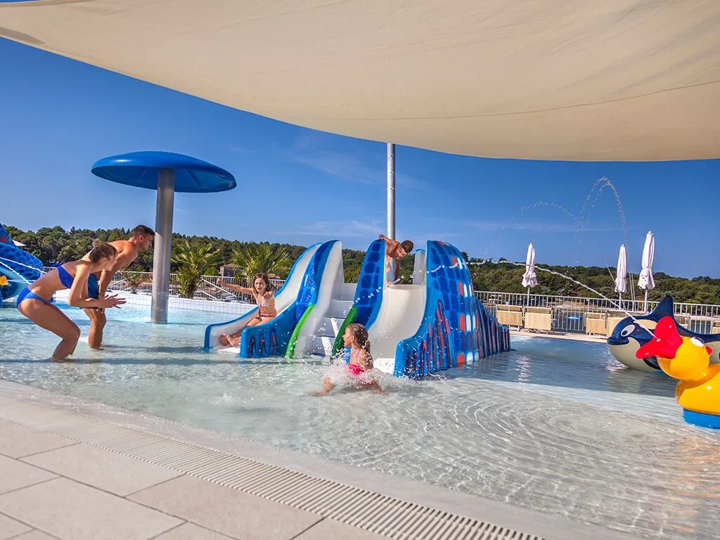 camping-lanterna-main-pool-lanterna-family-fun