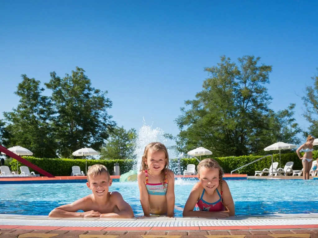 camping-lanterna-kids-swimming-pool