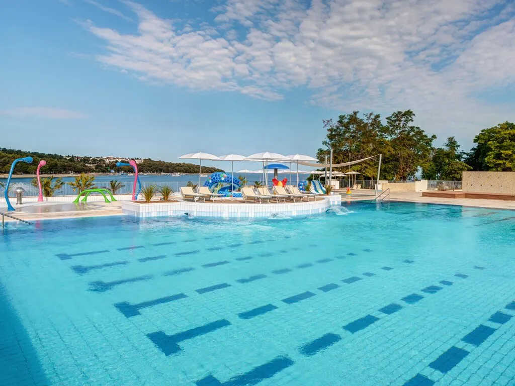 camping-lanterna-main-pool