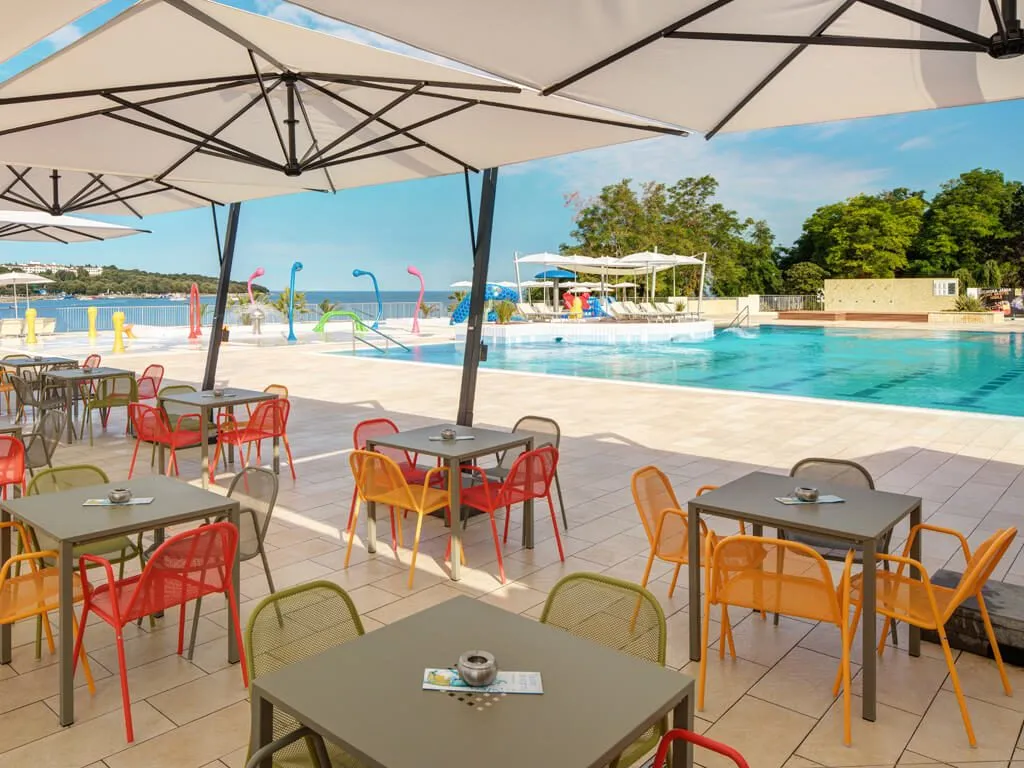 camping-lanterna-main-pool-ii