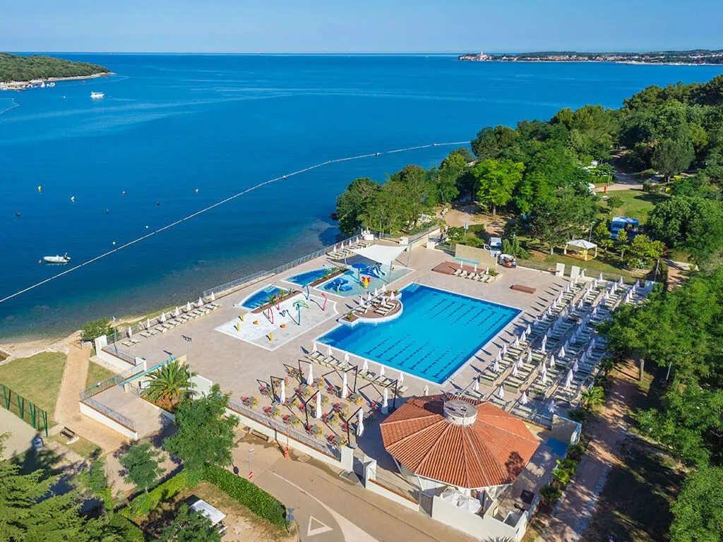 camping-lanterna-main-pool-airview