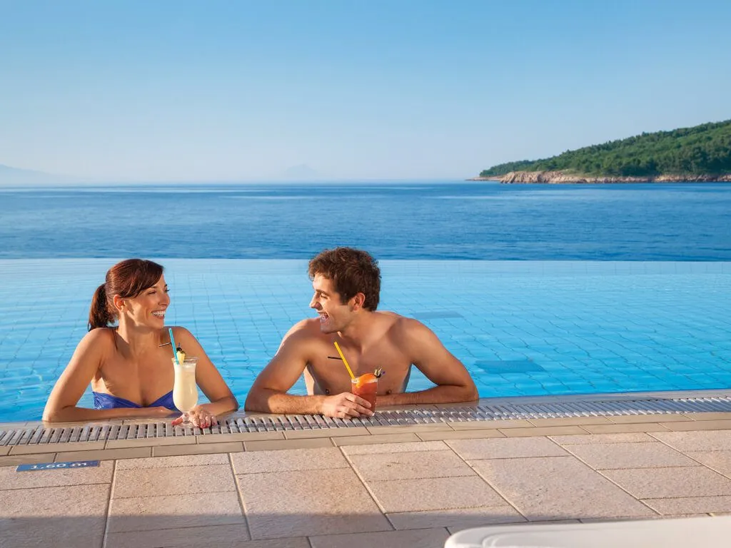 camping-marina-couple-at-the-infinity-pool