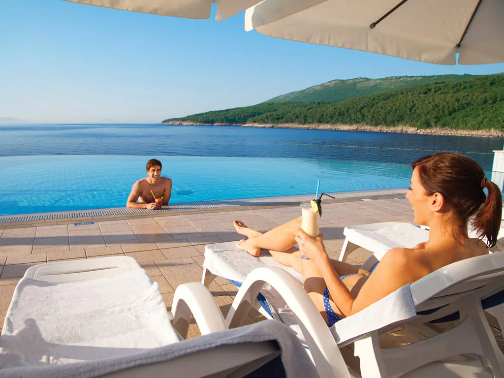camping-marina-infinity-pool-2