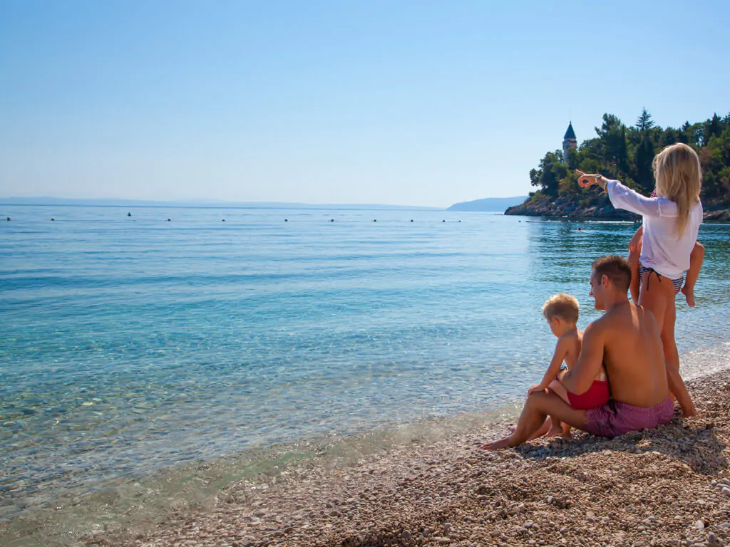 camping-medveja-family-at-the-beach
