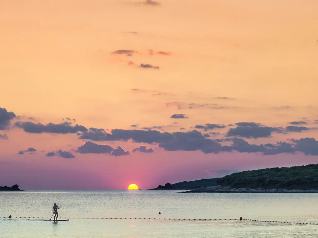 camping-mon-perin-sup-in-sunset
