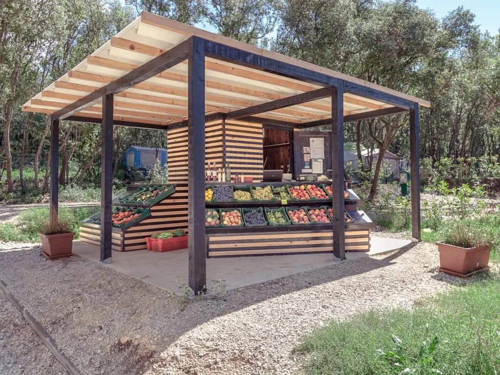 camping-mon-perin-fresh-fruit-and-vegetables-maket