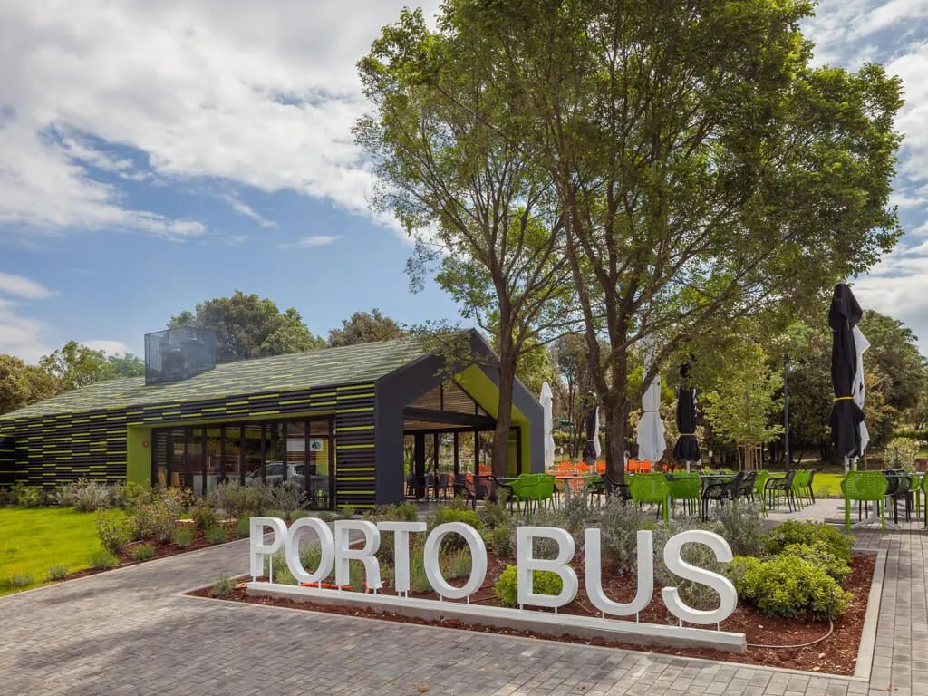 camping-mon-perin-restaurant-porto-bus