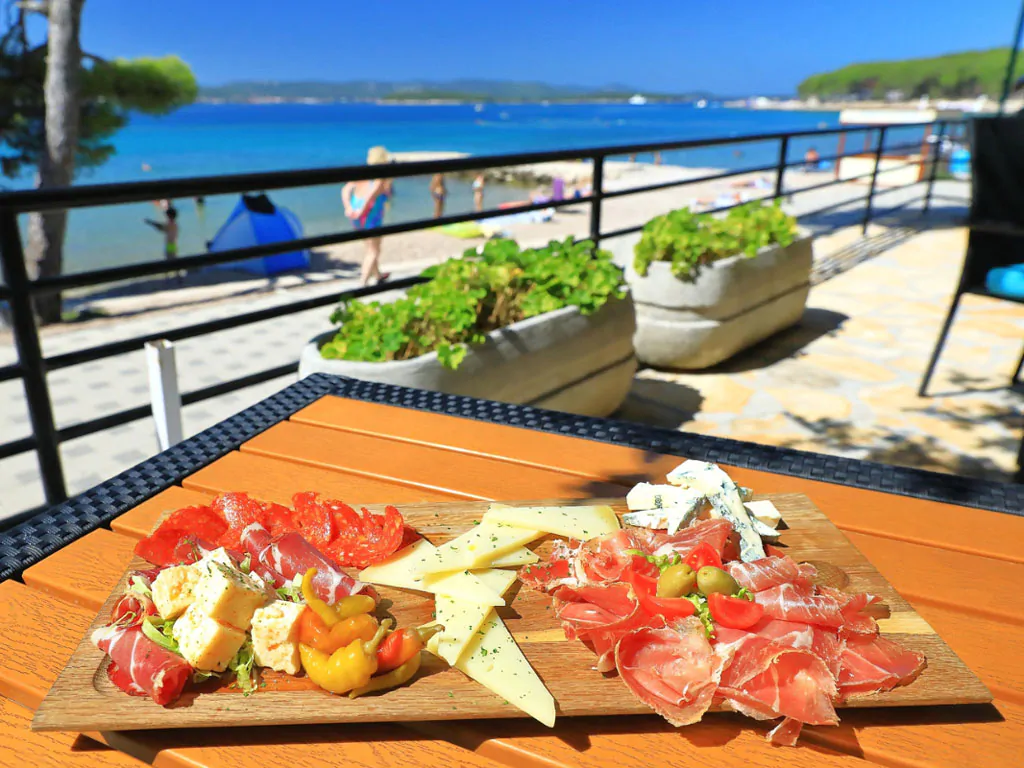 camping-park-soline-restaurant-food