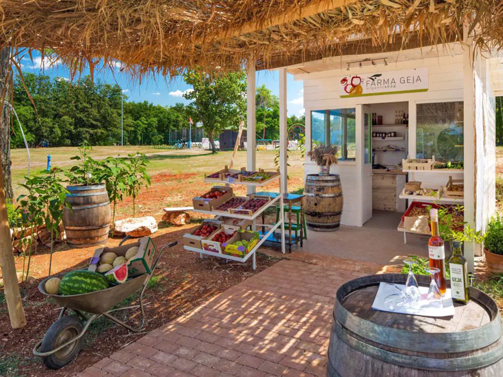 camping-park-umag-farmers-market
