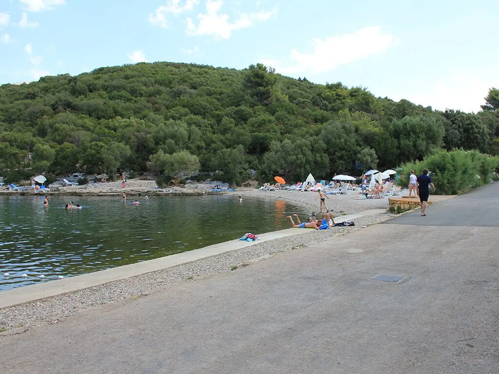 camping-port-9-beach-and-promenade