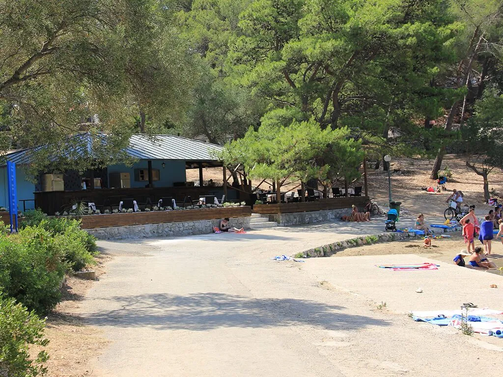 camping-port-9-beach-bar-near-the-sea
