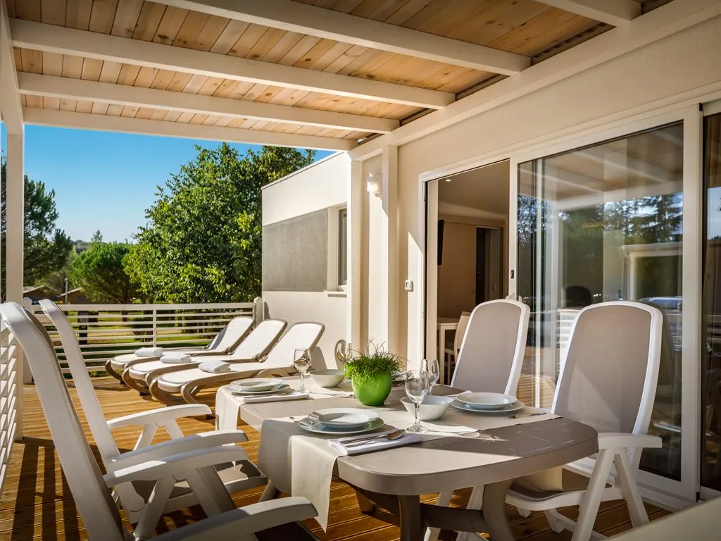 camping-porto-sole-standard-mobile-homes-terrace-with-dining-table