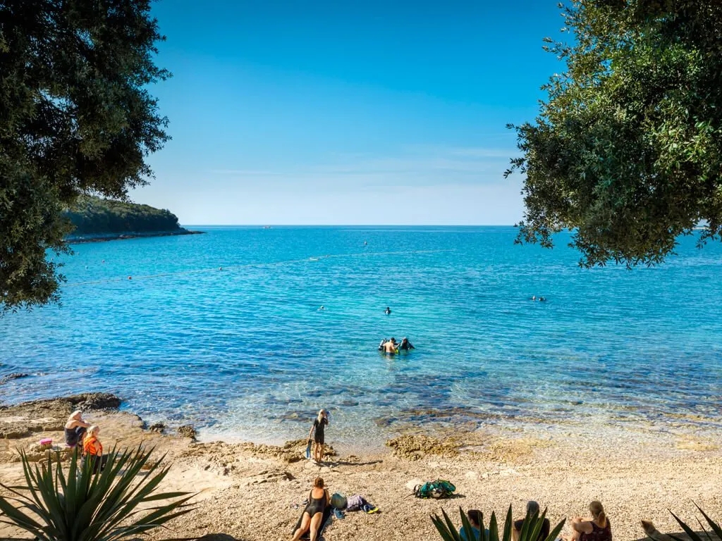 camping-porto-sole-pebble-and-rocky-beach