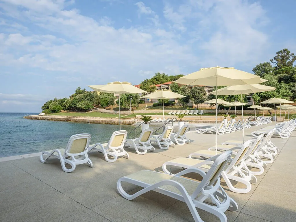 camping-porto-sunbeds-on-the-beach