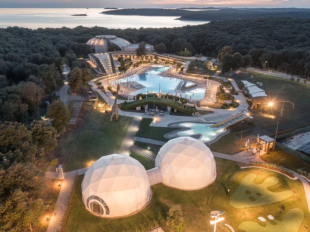 camping-resort-mon-perin-exterier-coast-pool