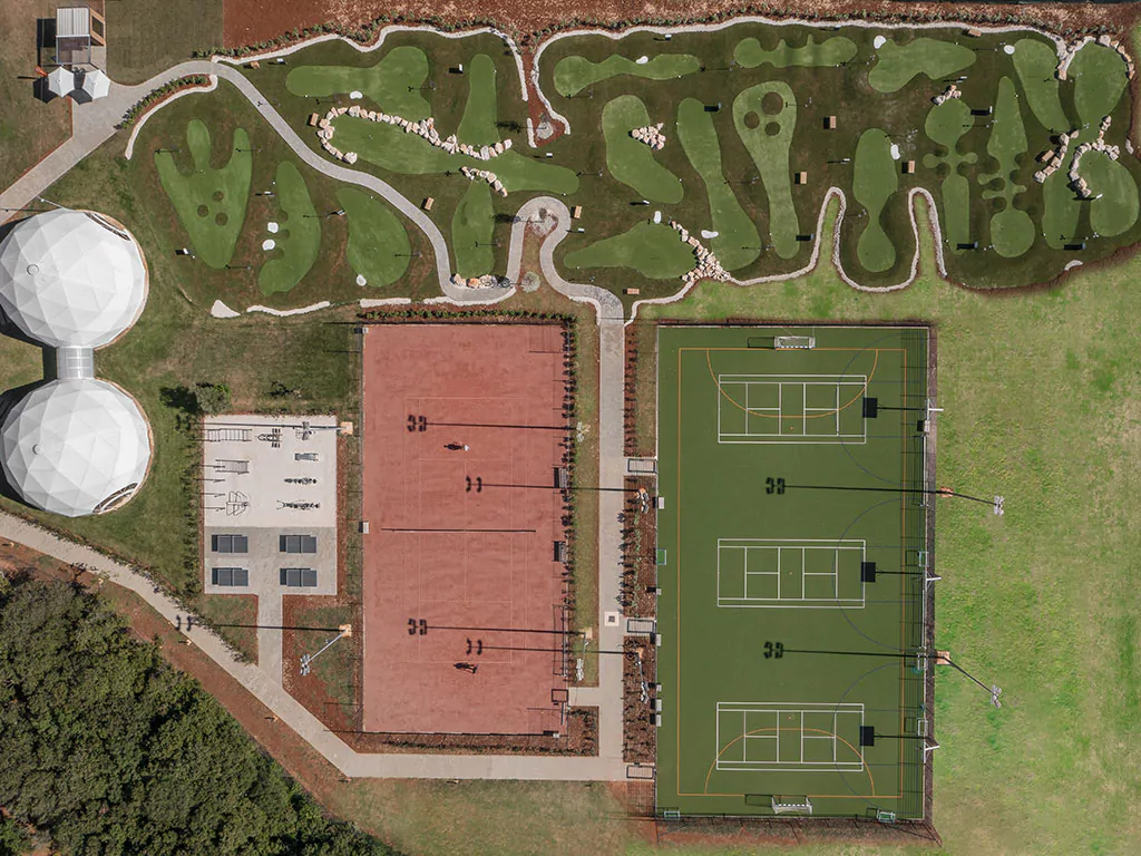 camping-resort-mon-perin-exterier-courts-from-above