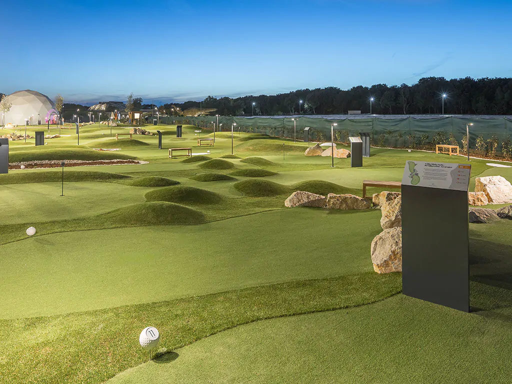 camping-resort-mon-perin-exterier-golf-court