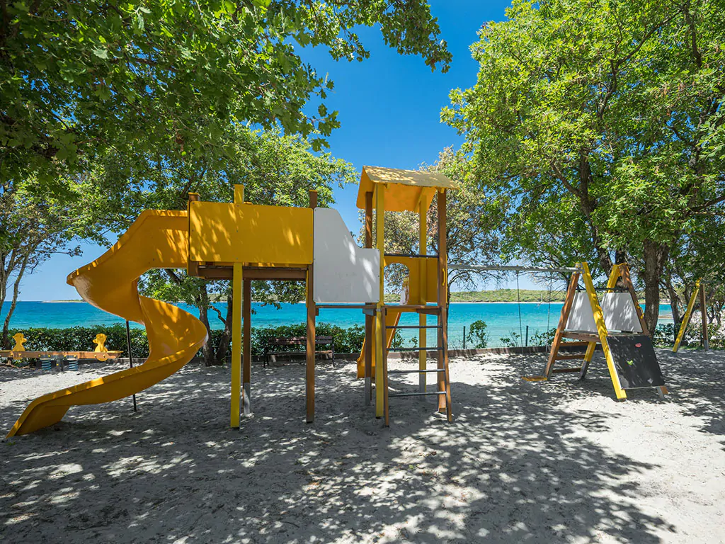 camping-resort-mon-perin-exterier-playground