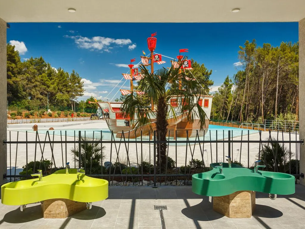 camping-santa-marina-pool-and-sanitary-facilities-for-kids