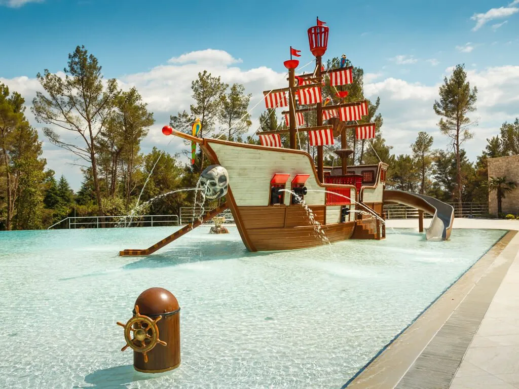 camping-santa-marina-pool-pirate-boat