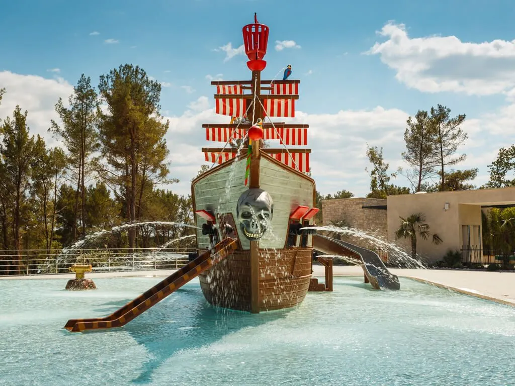 camping-santa-marina-pool-pirate-boat-ii
