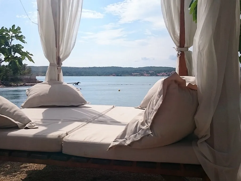camping-slamni-seats-on-the-beach-i