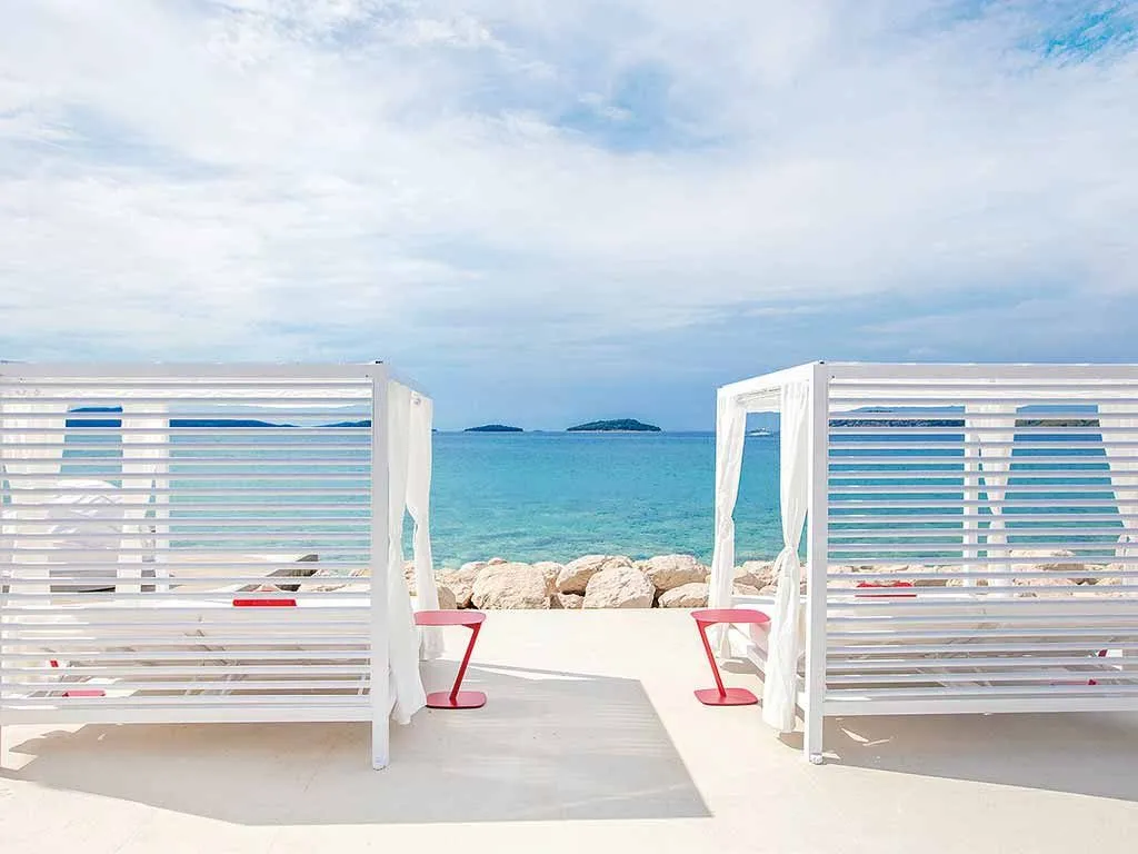 camping-solari-beach-resort-en-vogue-beach-bar-open-sea-view