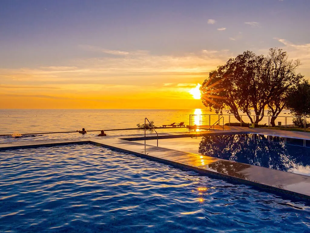 camping-strasko-pool-and-sunset