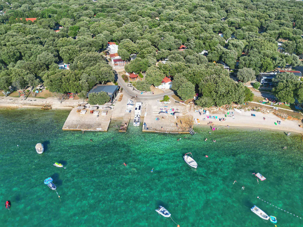 camping-strasko-beach-boat-slip