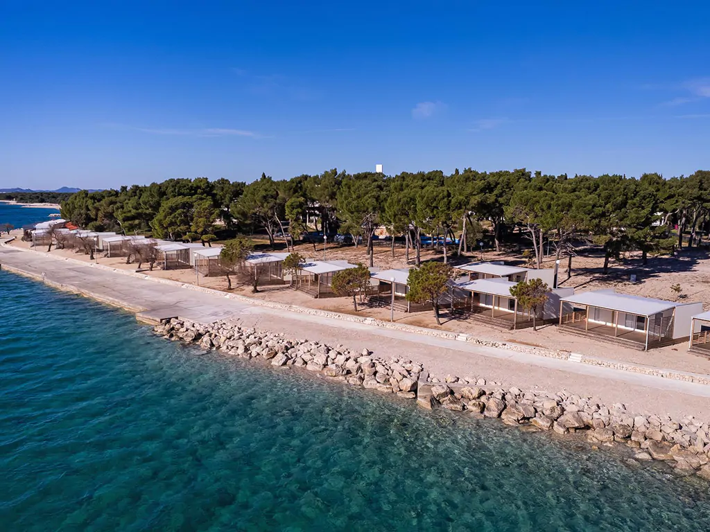campsite-amadria-sibenik-deluxe-beach-mobile-home-exterior-sea-view-2
