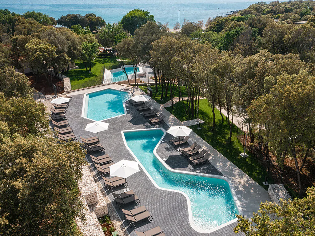 campsite-mon-perin-exterior-pools-complex-porto-bus-sea-from-above