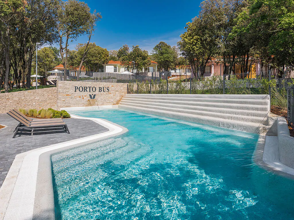 campsite-mon-perin-exterior-pools-complex-porto-bus