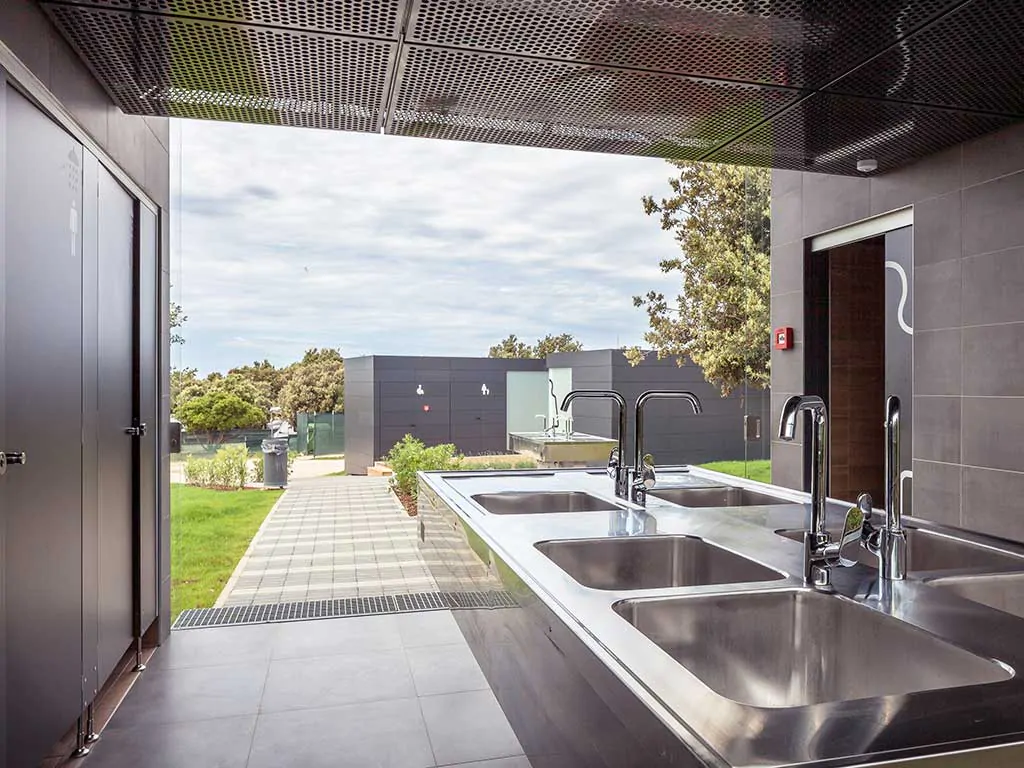 campsite-mon-perin-sanitary-facilities-iv