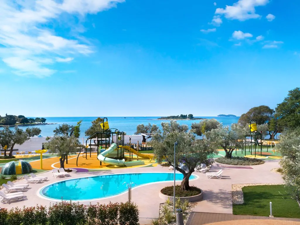 campsite-polari-pool-and-playground-area