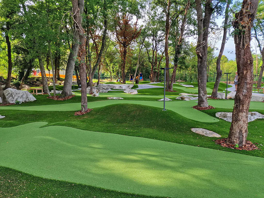 campsite-valkanela-playground-mini-golf