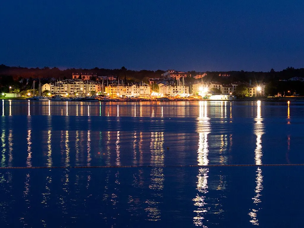 naturist-camping-solaris-cervar-at-night